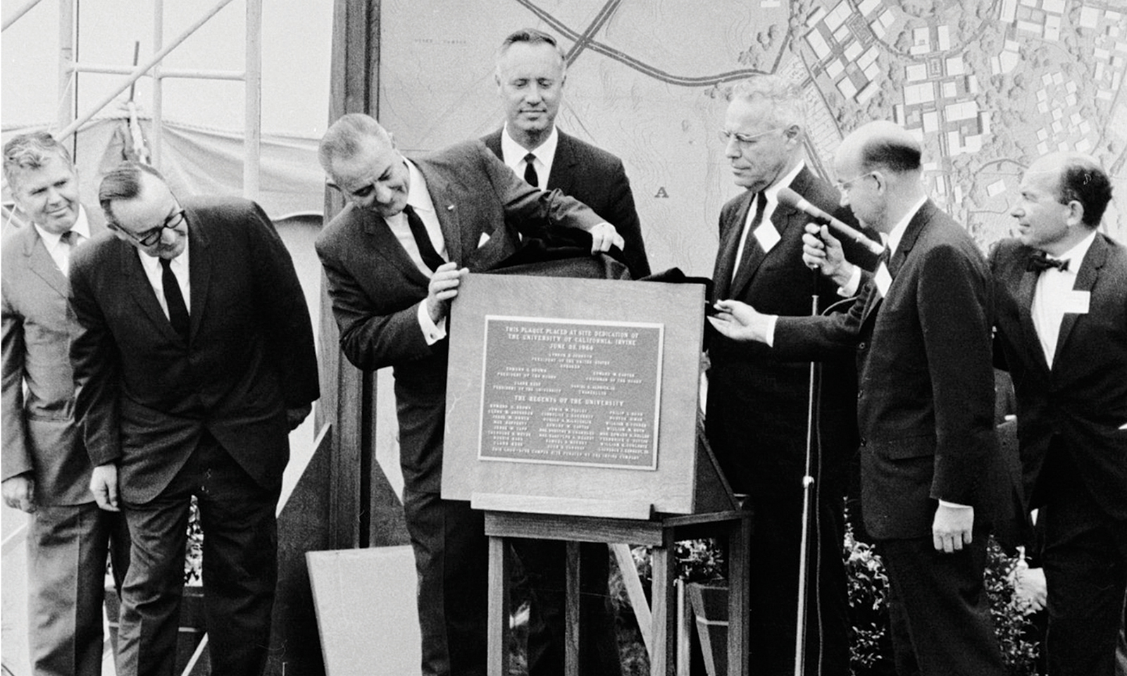 THE PRESIDENT VISITS UC IRVINE