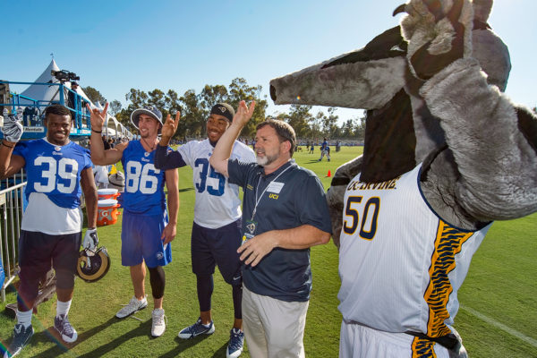 Get autographs, photos at Rams camp