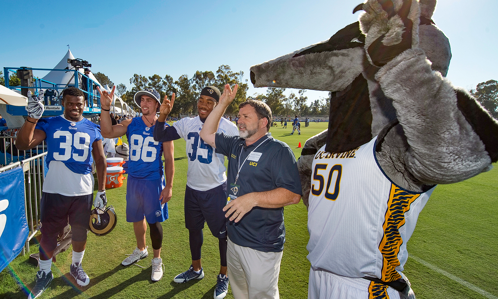 Get autographs, photos at Rams camp